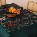 رومیزی مخمل ابریشمی هرمد مدل بزم روی میز ناهارخوری