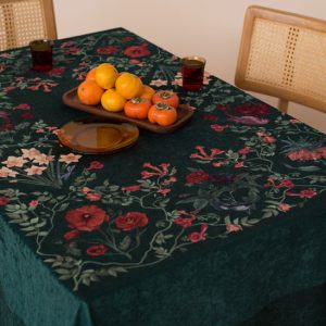 رومیزی مخمل ابریشمی هرمد مدل بزم روی میز ناهارخوری