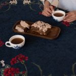 رومیزی مخمل ابریشمی هرمد مدل بزم – طرح کلاسیک روی میز ناهارخوری