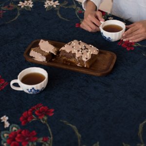رومیزی مخمل ابریشمی هرمد مدل بزم – طرح کلاسیک روی میز ناهارخوری