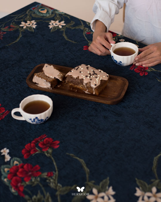 رومیزی مخمل ابریشمی هرمد مدل بزم – طرح کلاسیک روی میز ناهارخوری